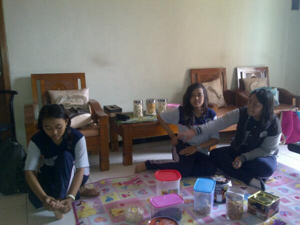 thisiscience2's tweet image. Lia, Ocha, Vicky #Science2 #Picture