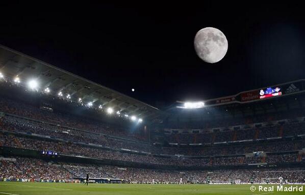 Preciosa imagen del Bernabéu, con un gran luna de fondo.