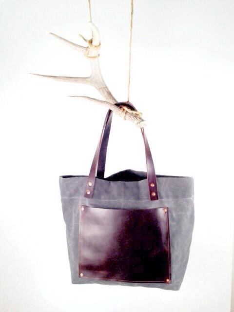 TSWeaverCo's tweet photo. Charcoal + Brown Horween Chromexcel waxed canvas and leather carryall. Adventure is waiting. #leathercraft http://t.co/nyIYlG6M1G