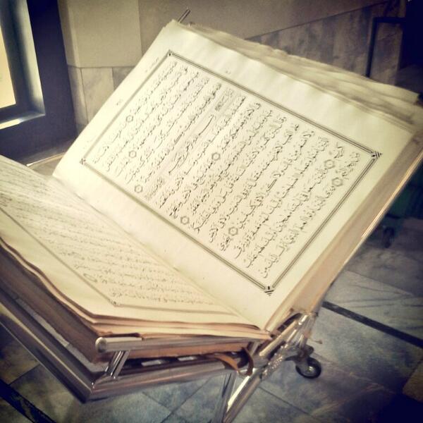 fahmijourney's tweet image. Al Quran raksasa di masjid agung Kudus #VisitJateng2013