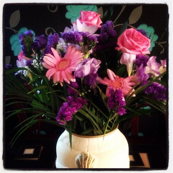 NatalieCorker's tweet photo. Flowers from the boyfriend :) #FeelingLoved ♥ http://t.co/AIbMMlDklq