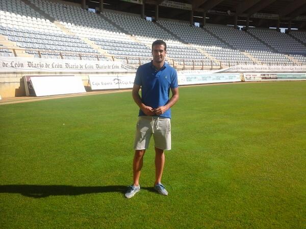 CyDLeonesa's tweet photo. Toño ha pasado en el día de descanso por el Club y ya salto al Reino de León. Bienvenido portero. #NoventaAniversario http://t.co/Oo1zn1Der7