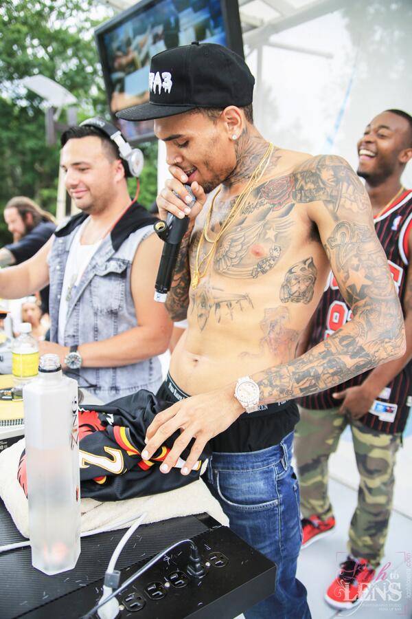 ChrisBrownSCOOP's tweet photo. --> Another PICTURE Of Chris Brown Singing Shirtless Yesterday At A Pool Party! #TeamBREEZY http://t.co/EsQaZwu7rf