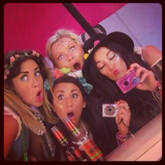 lol_barnes's tweet photo. Me and my crazy bitchesssss #vfest @XzenabiggsX @Katiewoolcott @Abbeyloveslou http://t.co/H7TsrH02mB