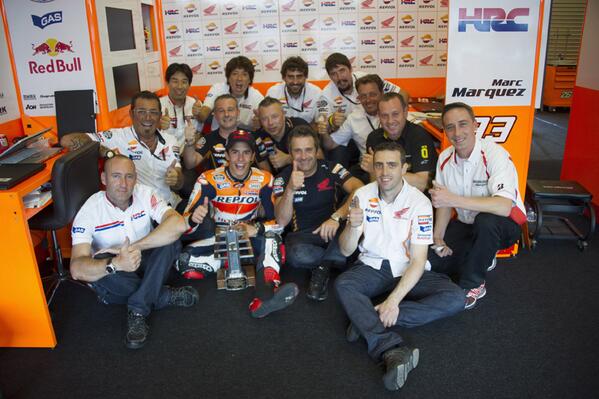 marcmarquez93's tweet photo. Mil gracias equipo! Esta victoria también es vuestra!! / Many thanks team! This victory is also yours!! http://t.co/EhLc6HO0vc