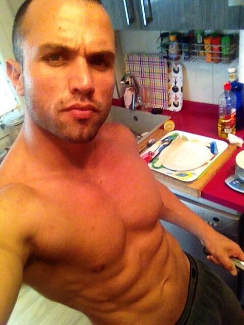 Fotito en la cocina haciendo algo de merendar ummmmm http://t.co/Z6lkoCuUKP