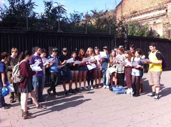 Miriam_Smith1's tweet image. #kayitznetzer recites Winnie the Poo in Yiddish at the site of the former Yiddish Theatre on Whitechapel Rd