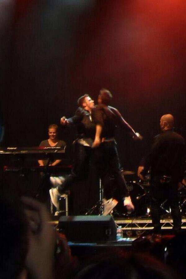 Scottlarock5's tweet image. And that romance continues @vfestival @RagztoRichez @official5ive #EveryBodyGetUp