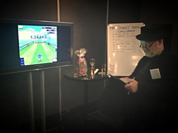 alhrba20141's tweet photo. "@SEGA: A dapper industry colleague trying his hand at The Sonic Dash Challenge. What's your highest score? #pgbiz http://t.co/YzJT2qWkAC"