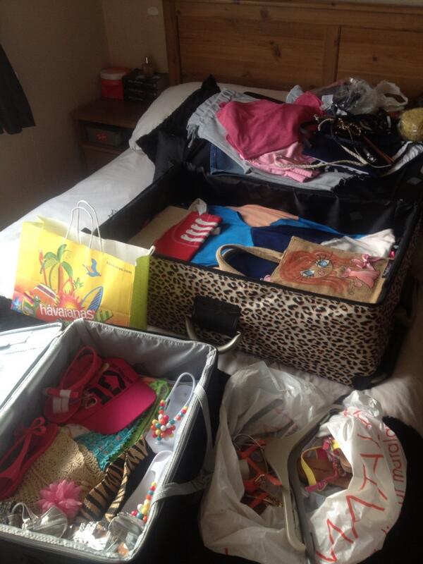 1105oliviah's tweet image. Love holidays but really someone help 😢🔫 #2much2do