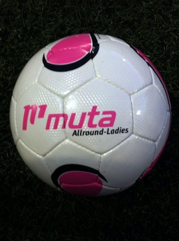 renealma1's tweet photo. @MutaTeamshop namens MKV'29 vrouwen 1 bedankt voor het leveren van deze super ballen http://t.co/MpyNzcU13T