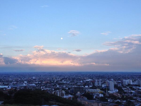 LaLechona's tweet photo. La luna se adelantó un poco para ver las cometas sobre el cielo de mi Cali! #CaliCo @InstagrameaCali @QuieroaCali http://t.co/mis1IjKZRH