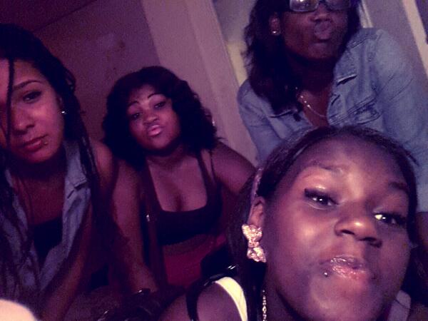 kaydubss_'s tweet photo. #Tweetabond :)  @MerrahStackss_ @liyahvl_ &amp; kaideah http://t.co/6e95fA9ejq