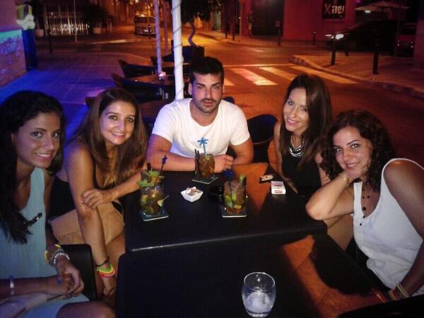 8815Angela's tweet photo. De cenita de clase con @Juaky1988, @luciacb87, @AliciaMarttinez y @Nerfera #party#summer#drink#friends# I love it's http://t.co/DsNBfY22Nt