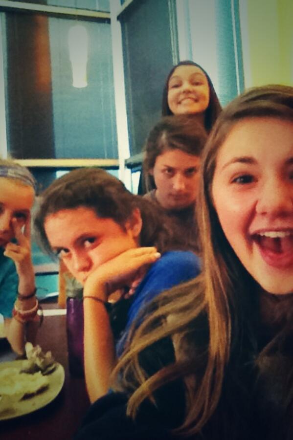 Gracesandoval_'s tweet photo. picture that describes our first day of high school.. @GracieTucker2 @MagsCulver http://t.co/tnKWuV5lRo