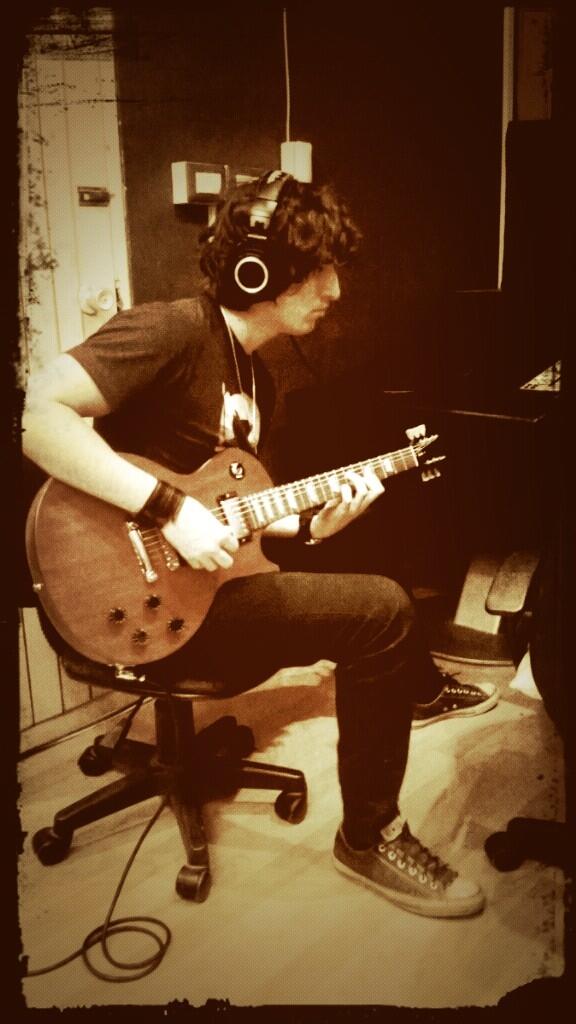 3YARDASROCKBAND's tweet photo. @Claudio3Yardas recording http://t.co/dNORqt7s5k