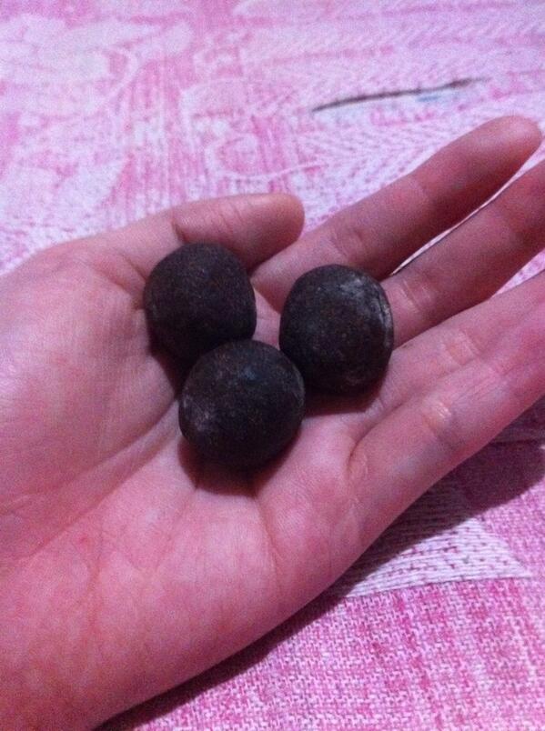 jhaninearaza's tweet image. Magiging choosy pa ba ko? Magpapak na lang ng tsokolate dahil walang champorado. Hahaha! #tsokolate #tabliya 😋🍫