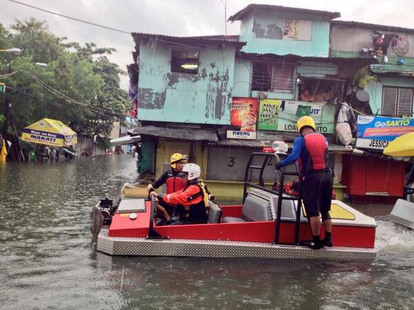 JojoCBinay's tweet photo. VP Jojo #Binay conducting rescue operations w/ Mayor Jun Binay in Brgy. San Antonio, Makati | via @YouScoop/@bob_enc http://t.co/1fc88PKJb1