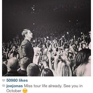 LatinNewsJonas's tweet photo. El dia de hoy joseph subio esta foto .. "Extrañando la vida de tour.los veo de nuevo en octubre" volverán? http://t.co/ehyaEZ3Yts