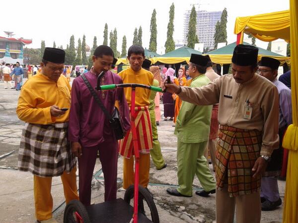 PolicaltexRiau's tweet image. Politeknik Caltex Riau lagi pameran Harteknas nih, skuter listrik abis menarik hati pengunjung ;)