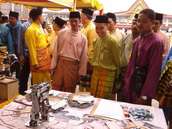 PolicaltexRiau's tweet image. Nah kalau yg ini, robot humanoid karya mahasiswa PCR lagi beraksi di hadapan pengunjung :D