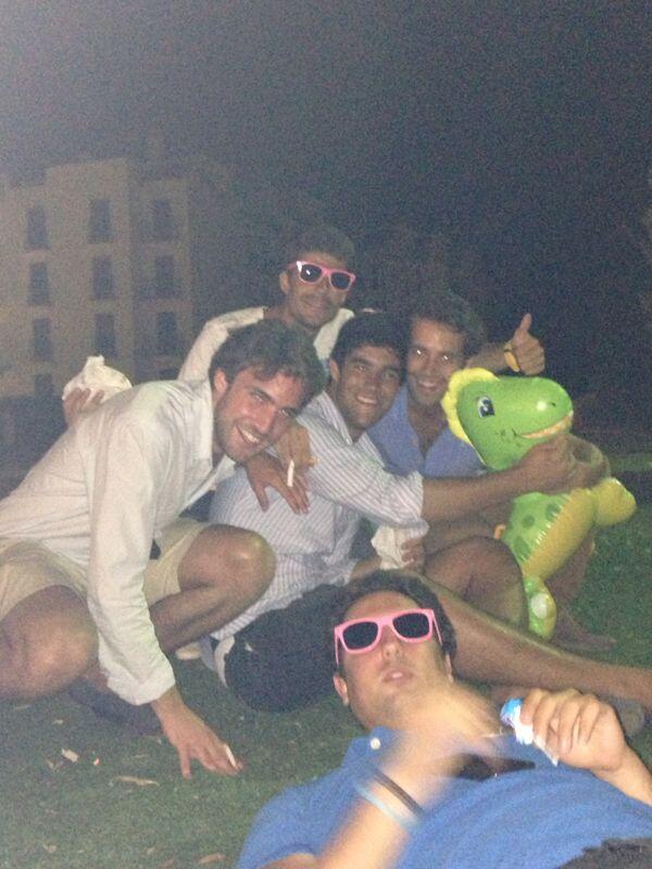 JaimeSanchezGom's tweet photo. Dinoooo buenAas noches!!!! @javi_robson @sergio_mr89  @Chea_Carlos http://t.co/snzDuKoDTI
