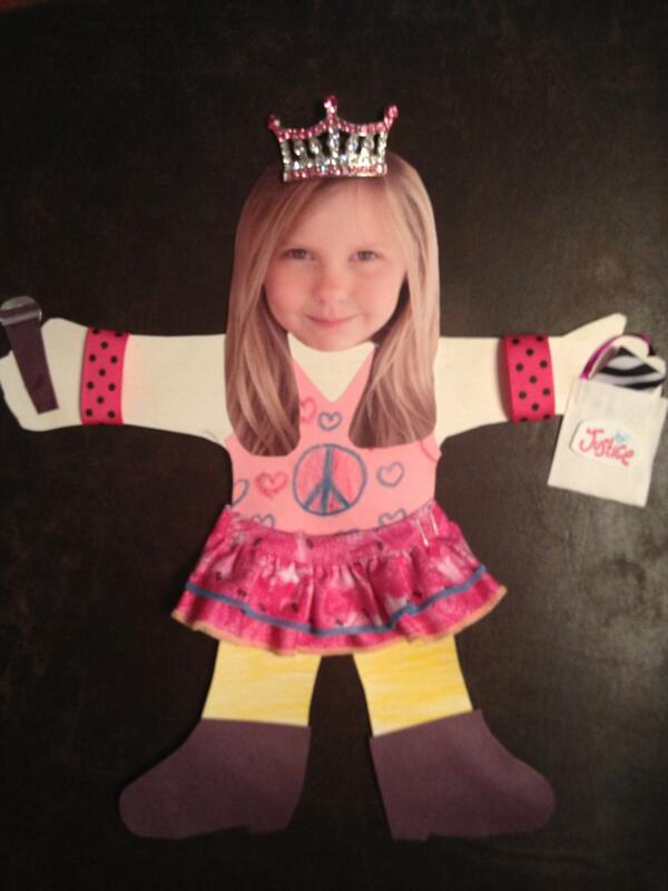 GeorgiaMatlack's tweet image. My first day of school assignment was to do a paper person of myself. So fun! #backtoschool #paperme #myheadisbig