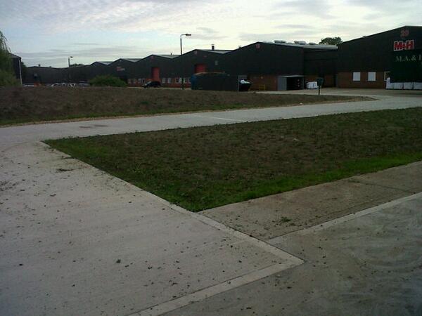 bozman28's tweet photo. Somebody has cut the grass. @johnnyhjazz @SmithAj1 http://t.co/v5xLkqZyYa