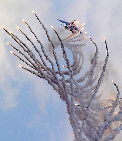 万乗 大智 على تويتر 子どもの頃 戦闘機がフレアやチャフをまいて飛んでる姿みて うおおおなんかカッコイイ と思ってたけど しばらくしてそれが敵のミサイルから必死に ひええええ って逃げてる姿と知って泣いた Http T Co Dj4cw41xb8