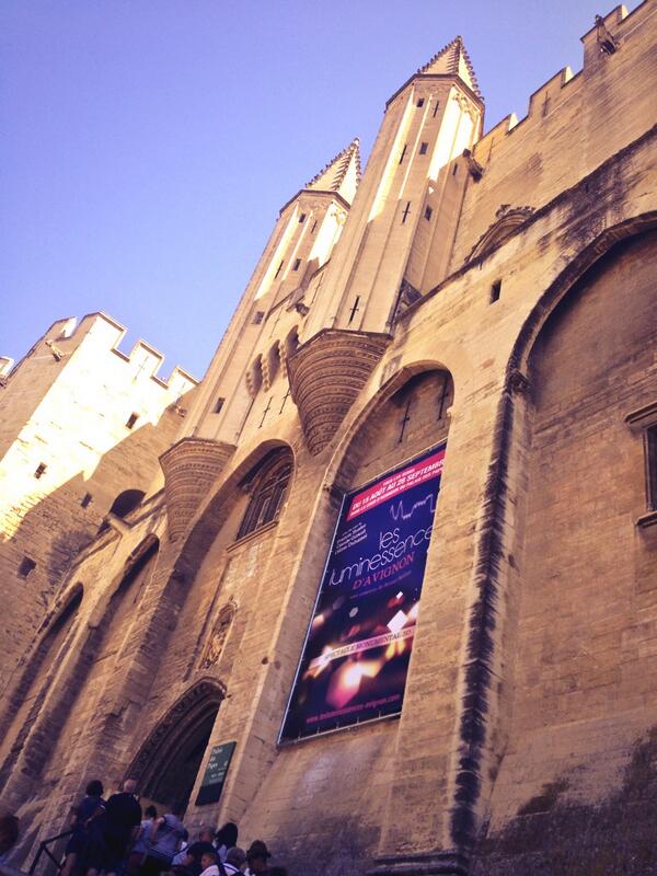 File d'attente pour l'expo #LesPapesses au @PalaisDesPapes #Avignon #UnPeuDeCulturePourLesVacances