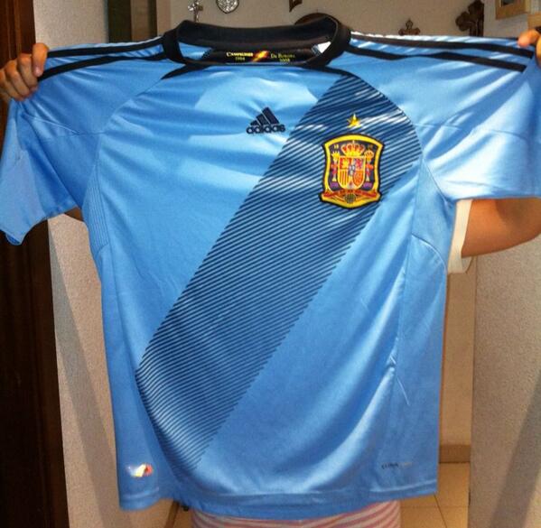 _gabonita's tweet photo. Se vende camiseta original de España temporada 11/12. Nueva, talla S. Interesados MD. RT http://t.co/bQM8DYLr6h