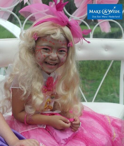 Nikita (5) haalde op facebook meer dan 10.000 likes facebook.com/photo.php?fbid… Haalt ze zoveel retweets? #makeawishnl