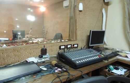 صور..ضبط أجهزة تشويش واستديو مرئي وصوتي كامل بالمركز الإعلامي للإخوان بالإسكندرية gate.ahram.org.eg/News/385601.as… …