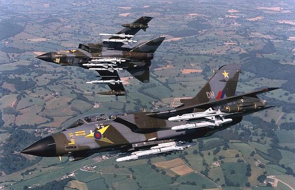航空機解説bot トーネード Ids イギリス ドイツ イタリアで協同開発された全天候型多用途攻撃機 マルチロール機 である 要撃 近接航空支援 艦艇攻撃 偵察などをこなすため多数の派生型が開発された 湾岸戦争やイラク戦争にも参加した T Co