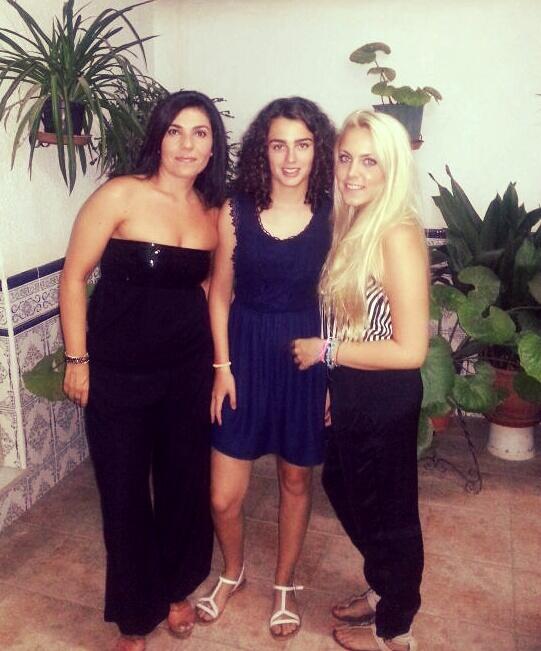 deliap94's tweet photo. Vaya dos morenazas! @Annasanz7 @LauraMilln http://t.co/4oPvXOfM6Q