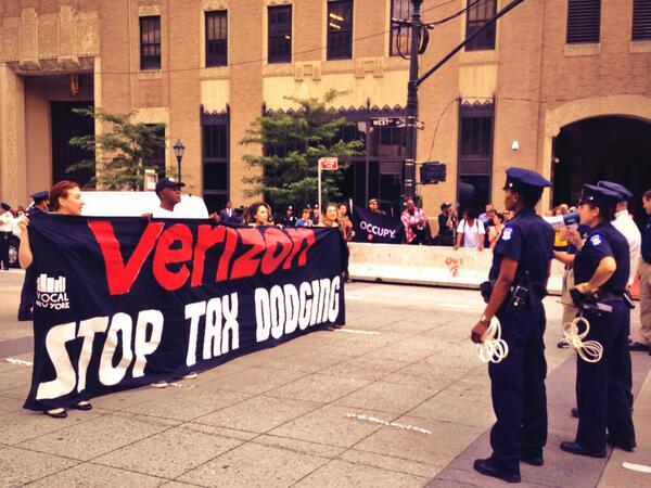 MikiTakesPhotos's tweet photo. People just shut down West Side highway in NYC to demand that Verizon &amp; other corporations pay their fair share. http://t.co/fkUBW2VuTi