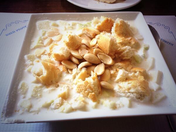 JorgeAguileraa's tweet photo. Uffff!! Que plato de ajo blanco fresquito con sus condimentos (manzana,almendra,pan) más bueno jajaj!!Buen provecho! http://t.co/Tbnbln9zoJ