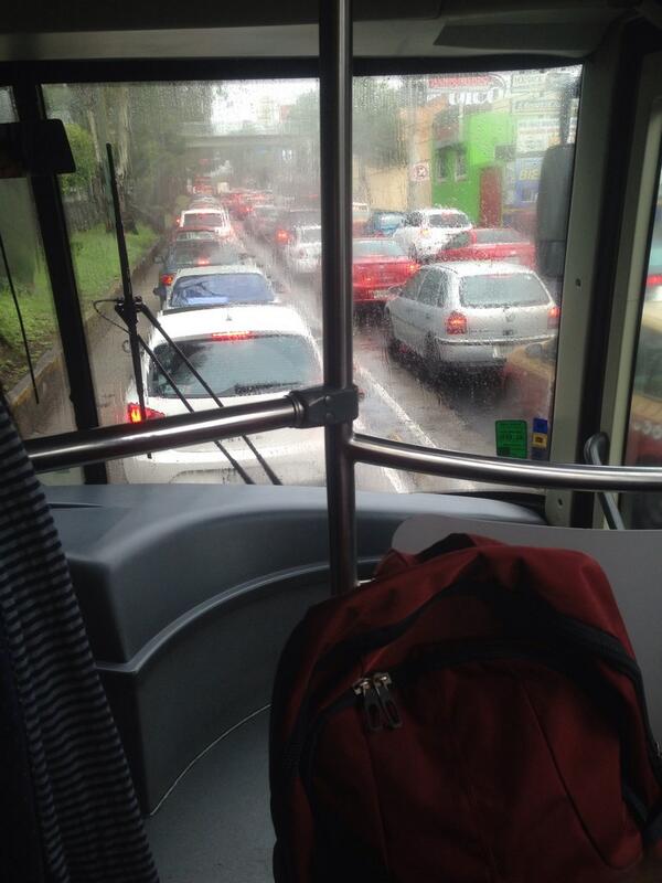 Pily_VG's tweet photo. @Metrobus_GDF / no es justo que invadan el carril coches particulares, ayuda!!!!!! http://t.co/4a2lFGP42W