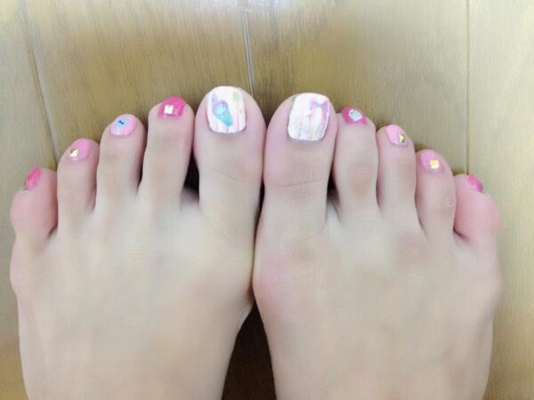 さよ やー っとフットネイル ネイルも下手だけど 写し方もーっと下手 笑 あーぁ Http T Co Yrpcnpsqow