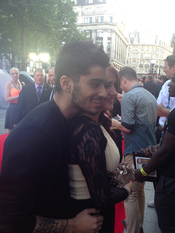 '@1DThisIsUs: Zayn and his mum are a perfect pair on the #1DMoviePremiere red carpet! - 1D3DHQ x ' this is so perf :')