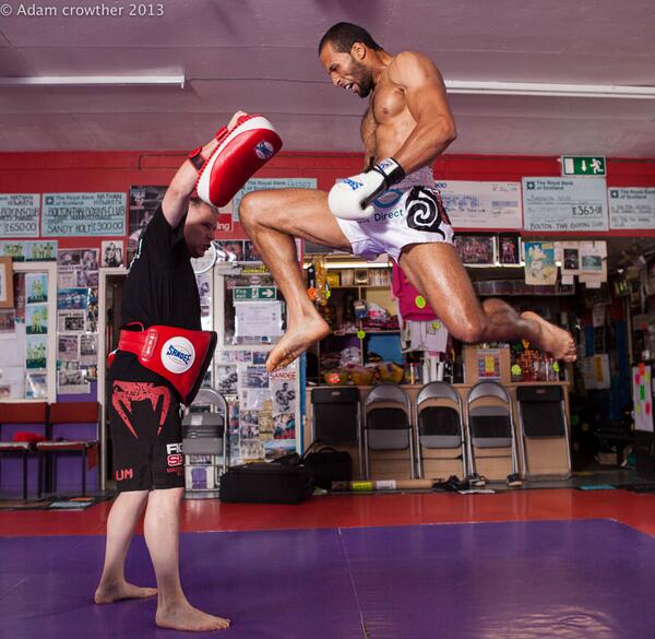 AdamCPhotograph's tweet photo. Now this is a Flying knee! taken today at @SANDYHOLT1 's with @dazz_morris @FIGHT_SHOP @SandeeThailand #thaistyle http://t.co/mhdX99DVrS