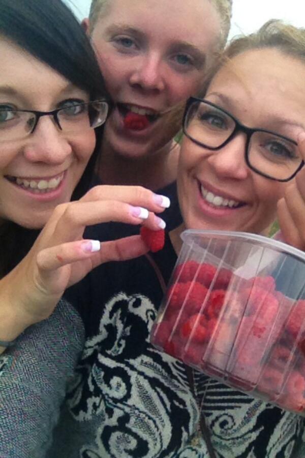 xx9heidi's tweet image. #raspberrypicking #family