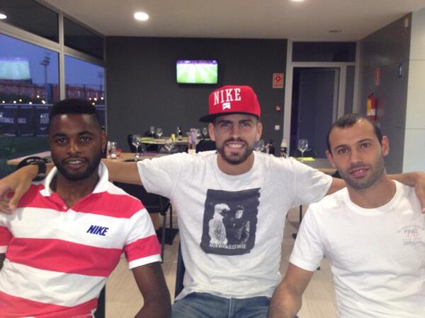 3gerardpique's tweet image. Después de un buen entreno, animando la Real Sociedad con @mascherano y Alex Song #ChampionsLeague