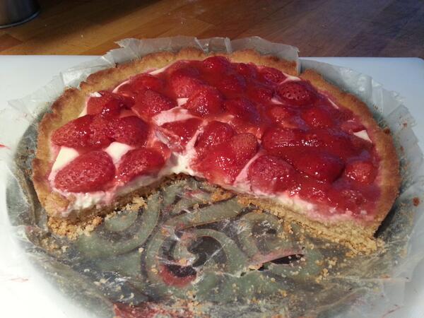 Voici notre délicieuse tarte crémeuse aux fraises / Our delicious strawberry cream pie #Vegan #Vegetarian #Montreal