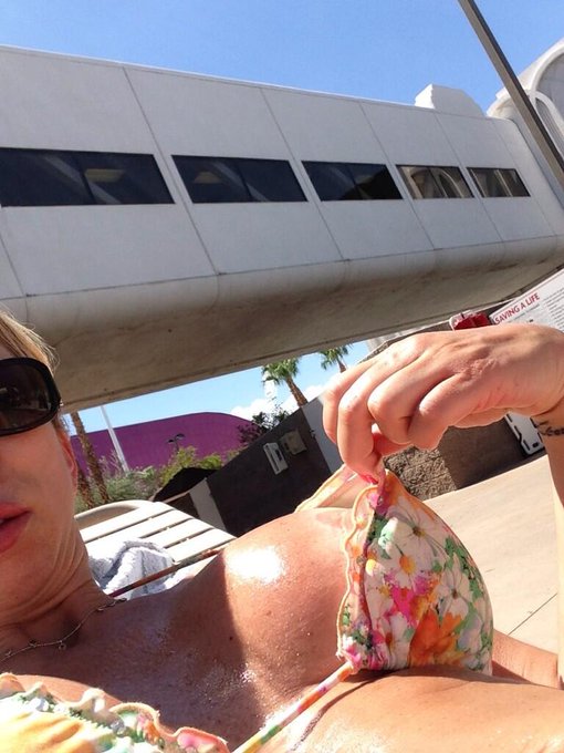 Public nipple http://t.co/zCmsHPfmzW