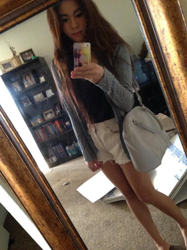 kvthleeen's tweet image. Simple ootd 🌞#datbackground