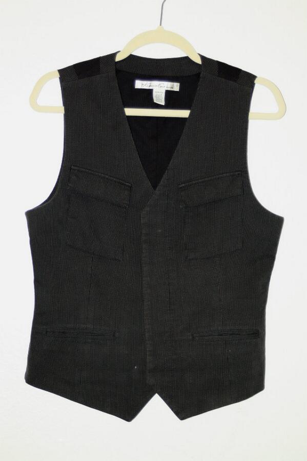 ShopMeraki's tweet image. This grey striped vest would make a great gift for a boyfriend.  
#vest #boyfriend #classy #style #mensfashion