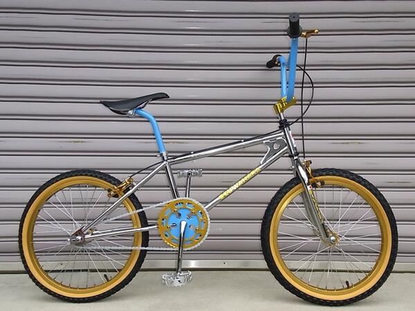 yoheyxhey's tweet photo. 昨日、自転車が盗まれました(>_<)
本間に大事な自転車です、ご協力お願いします!!!!
KUWAHARAでフレームは銀色でサドルとハンドルは水色です！ http://t.co/dxC15tW0mv
