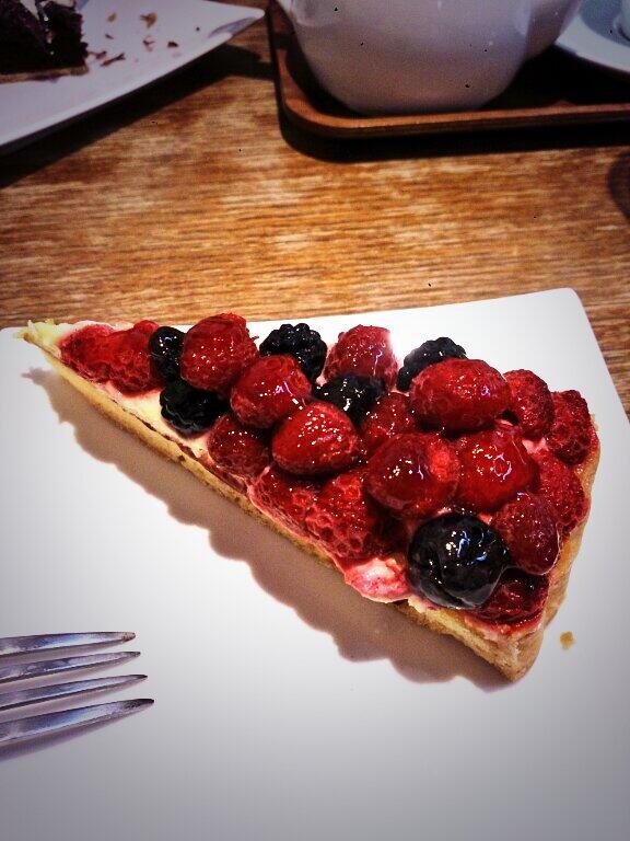kaoruko66's tweet photo. ケーキ食べるよ http://t.co/Q7EyhM20js