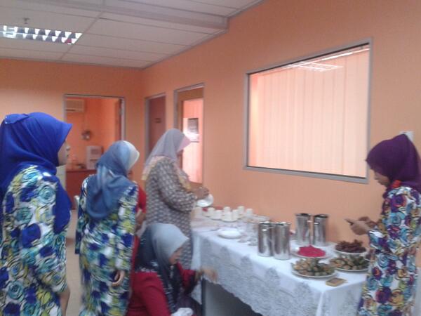 mohdsupir's tweet photo. #umr sibuk tweet sibuk juga membuat persediaan #openhouse @RELA_KualaSgor @RELA_SELANGOR http://t.co/SU8oSBYlk4